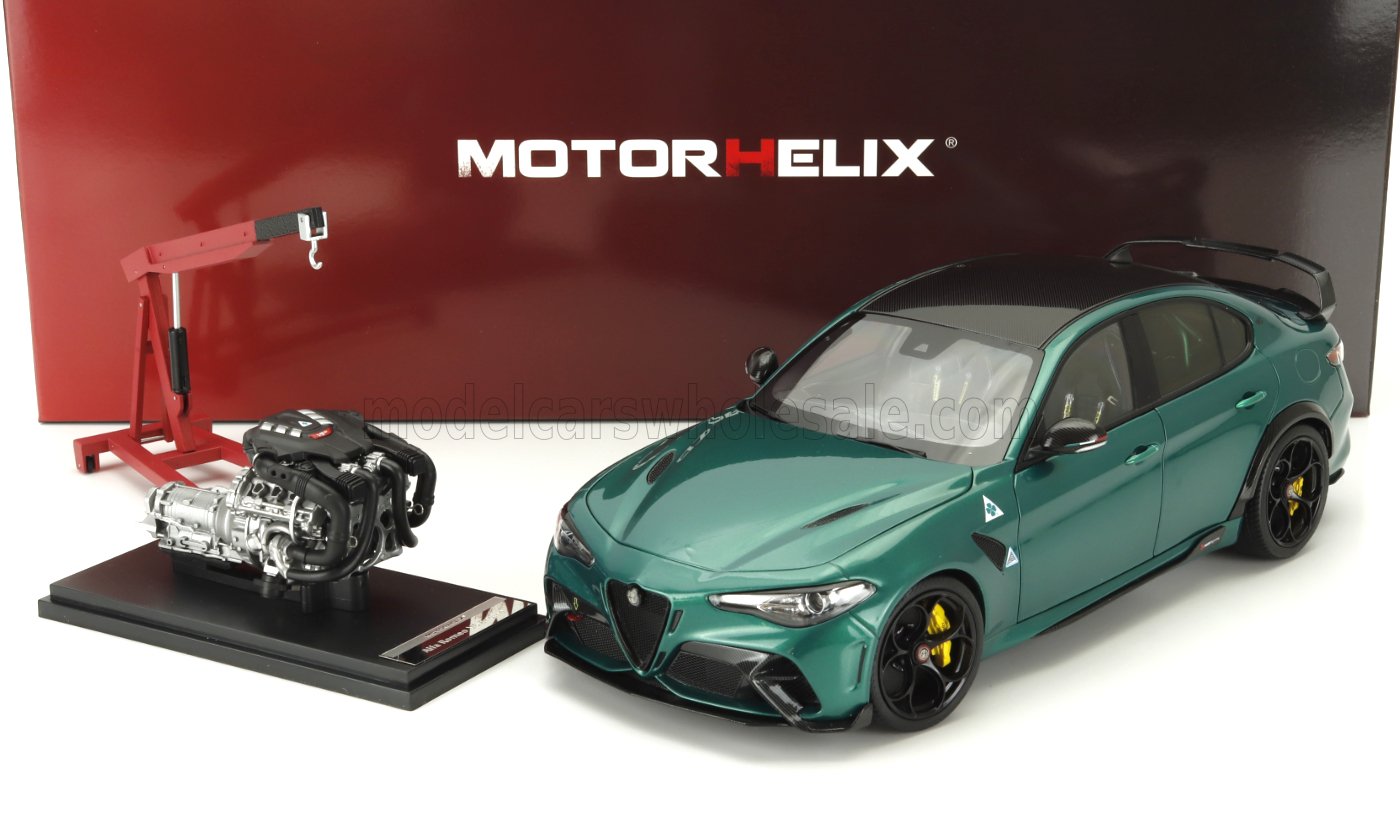 Modelo Alfa Romeo Giulia Quadrifoglio verde con motor detallado, disponible en la plataforma Vroomi.