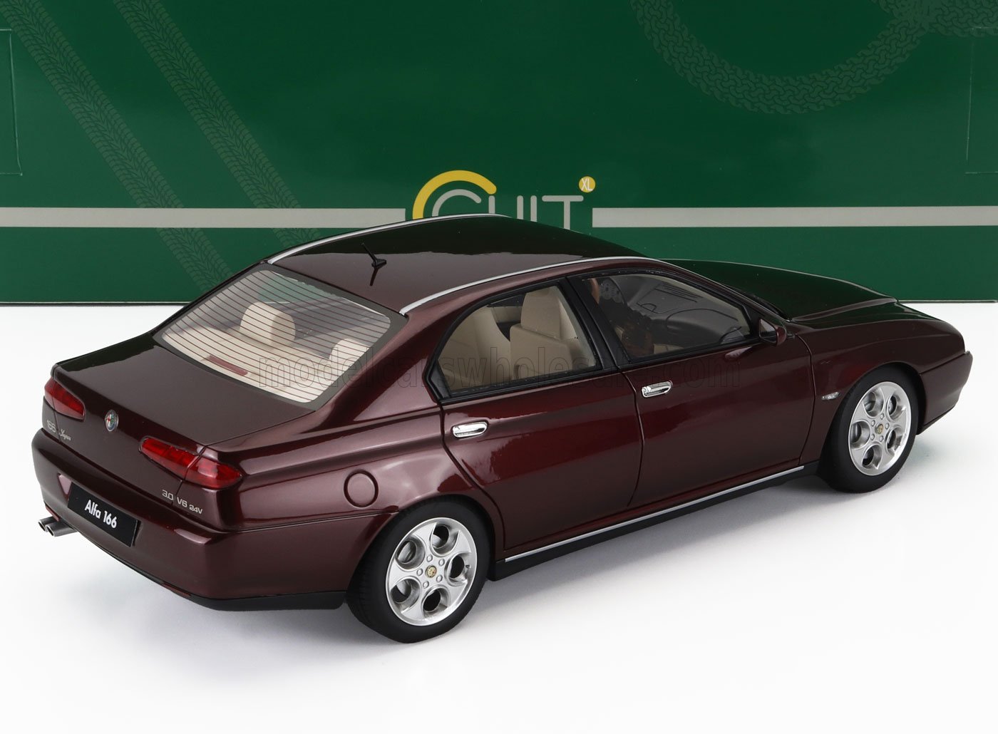 Coche coleccionable Alfa Romeo 166 en color burdeos a escala 1:18, actualmente disponible en línea.