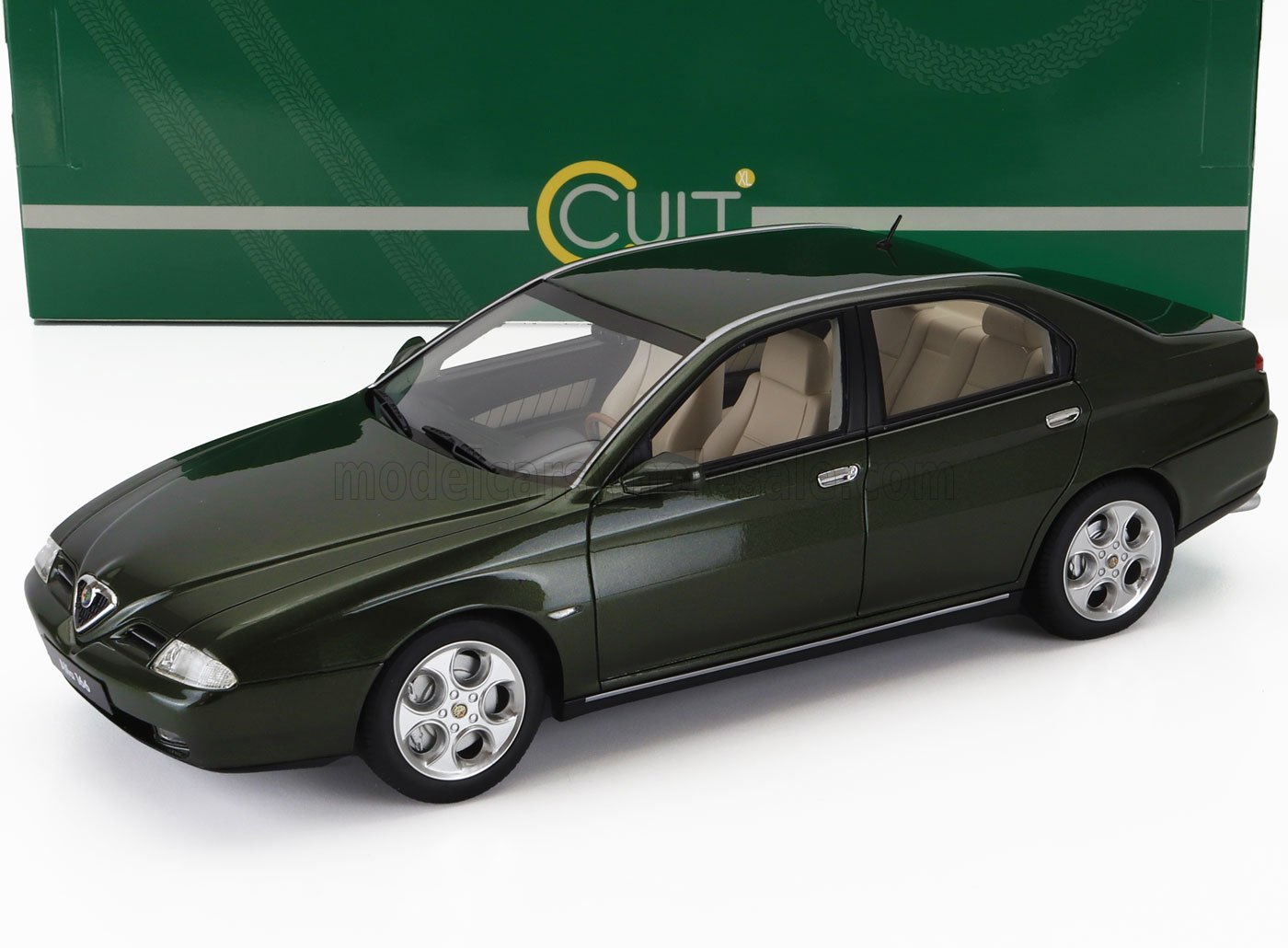 Maqueta de coche Alfa Romeo sedán verde a escala 1/18 con llantas plateadas, actualmente disponible en Vroomi.