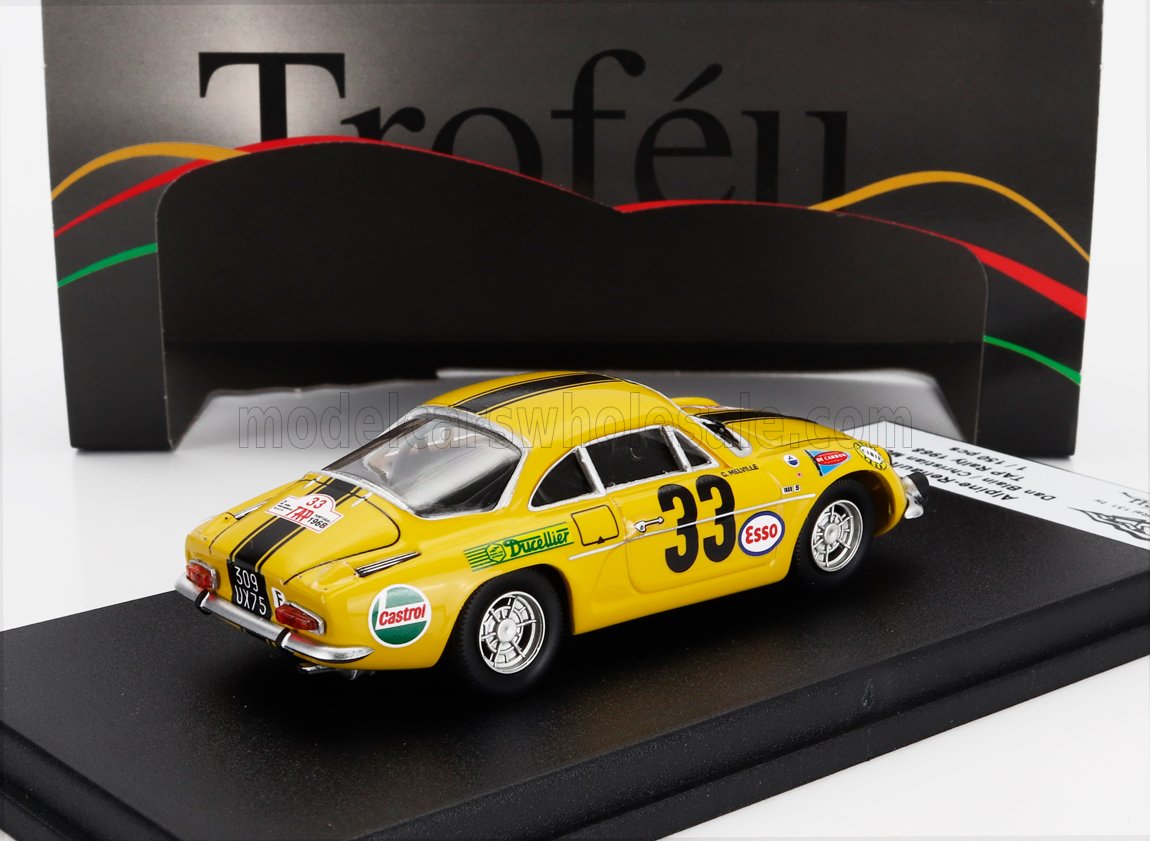 Coche de carreras vintage amarillo con el número 33 y adhesivos de patrocinadores en exhibición, disponible a través de Vroomi.