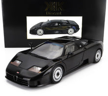 Coche en miniatura Bugatti EB110 negro con ruedas detalladas, expuesto delante de una caja con la marca, disponible a través de Vroomi.