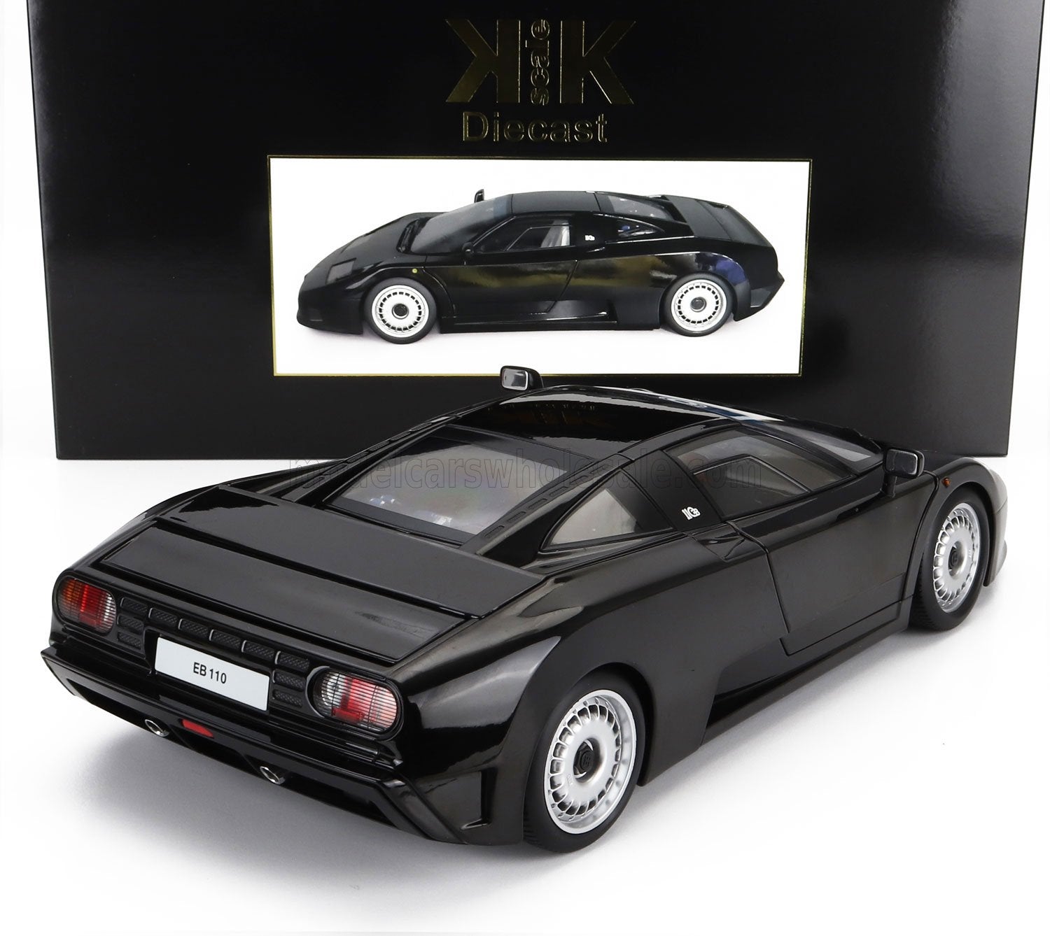 Modelo de coche Bugatti EB 110 negro fabricado en metal fundido, expuesto con su embalaje, disponible en la plataforma Vroomi.