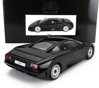 Modelo de coche Bugatti EB 110 negro fabricado en metal fundido, expuesto con su embalaje, disponible en la plataforma Vroomi.