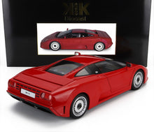 Modelo de coche Bugatti EB110 rojo a escala, con ruedas detalladas, presentado en un embalaje negro, disponible en Vroomi.