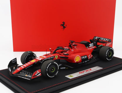 Maqueta a escala del Ferrari SF-23 de Fórmula 1 en color rojo expuesta sobre un fondo rojo, actualmente a la venta en Vroomi.