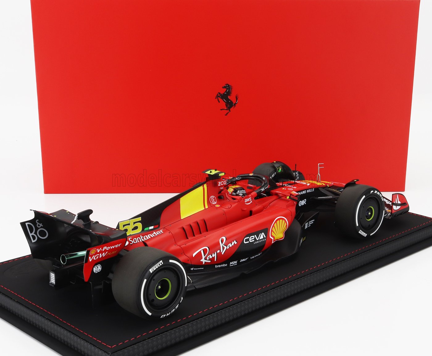 Maqueta a escala de un Ferrari rojo de Fórmula 1 con base de exposición, disponible para coleccionistas en Vroomi.