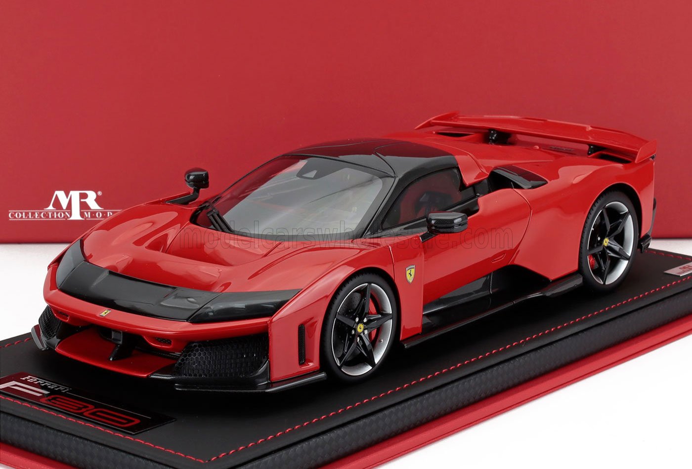 Maqueta de coche Ferrari rojo a escala 1:18 con detalles en negro, coleccionable, fabricada en metal fundido, disponible online.