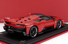 Maqueta de coche Ferrari F8 rojo con detalles en negro, disponible para coleccionistas en Vroomi.