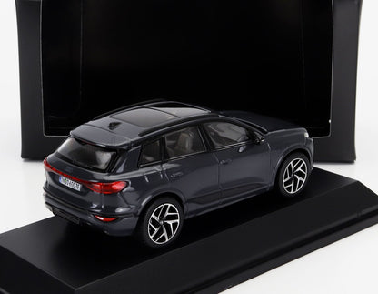 Maqueta a escala del Audi Q6 en color gris oscuro con techo solar en soporte de exposición, disponible a través de Vroomi.