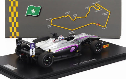 Modelo de coche de carreras de George Russell para el Gran Premio de Macao de Fórmula 2 de 2022 con mapa del circuito de Macao, edición limitada disponible en Vroomi.