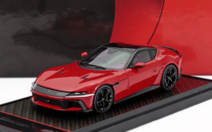 Modelo de coche Ferrari rojo fundido a presión en soporte de exposición, artículo de coleccionista disponible para su pedido online.