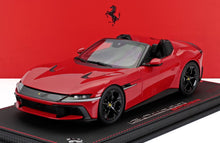 Maqueta a escala de un Ferrari descapotable rojo en exposición, pieza de colección detallada, ahora disponible online.
