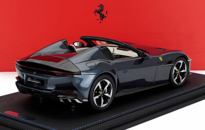 Modelo de coche descapotable Ferrari a escala 1:18, gris, ya disponible para coleccionistas en Vroomi.