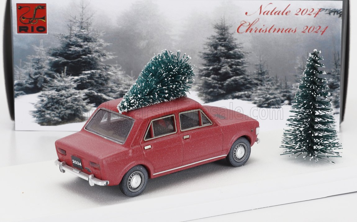 Coche rojo con árbol de Navidad en el techo, fondo nevado, Natale 2024, disponible a través de Vroomi.