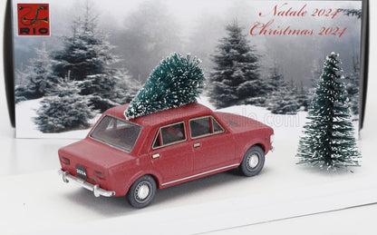 Coche rojo con árbol de Navidad en el techo, fondo nevado, Natale 2024, disponible a través de Vroomi.