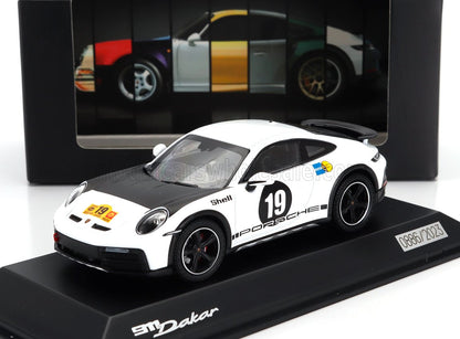 Maqueta a escala del Porsche 911 Dakar en blanco y negro con el número 19, edición limitada, disponible en Vroomi.