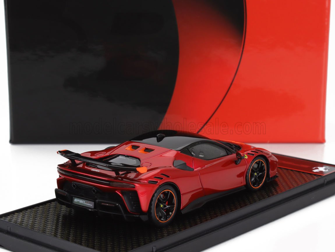 Coche deportivo rojo a escala 1:18 con detalles en negro, disponible para coleccionistas en Vroomi.