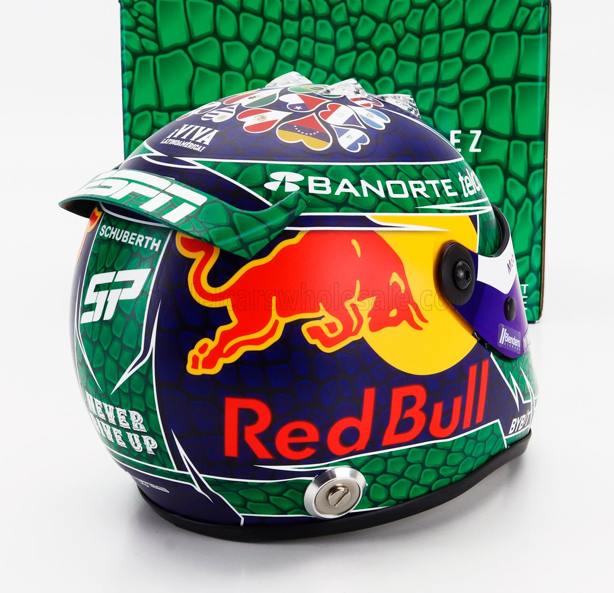 Casco de carreras con Red Bull , diseño texturizado en verde, logotipos de patrocinadores, disponible en Vroomi.