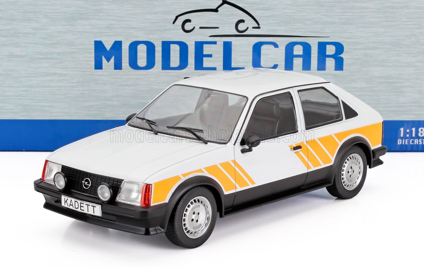 Maqueta a escala de un Opel Kadett blanco con rayas naranjas, detallada pieza coleccionable fabricada en metal fundido disponible en Vroomi.