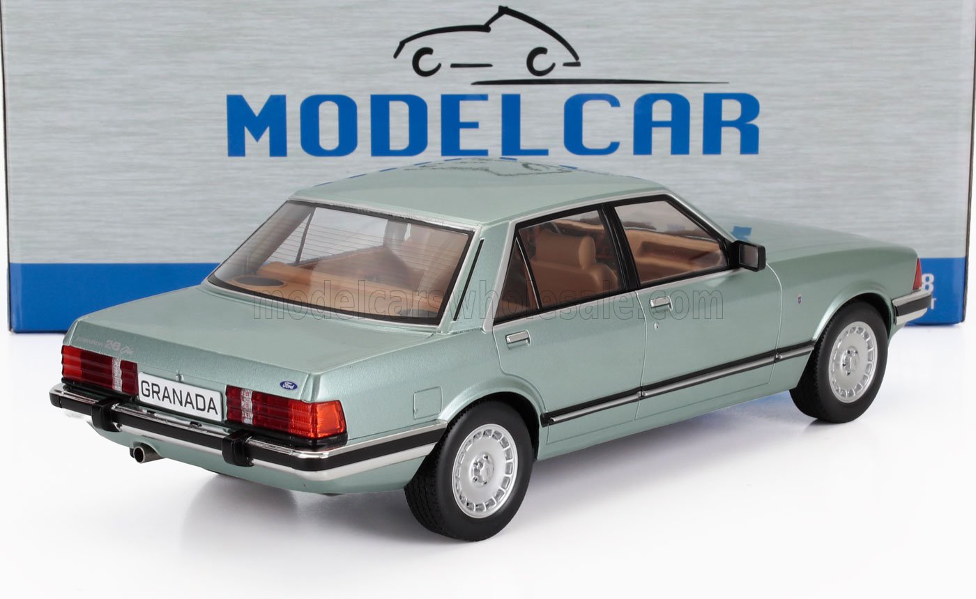 Maqueta a escala del Ford Granada 2.8 Ghia en color verde claro, expuesta con un fondo de Modelcar, disponible en Vroomi.