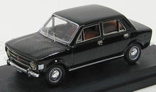 Modelo clásico de sedán negro con detalles cromados expuesto sobre una plataforma negra, ahora disponible en Vroomi.