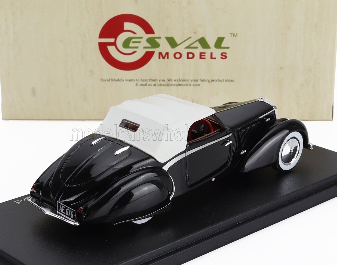 Modelo clásico de coche Esval en blanco y negro con neumáticos de banda blanca en exposición, disponible en Vroomi.