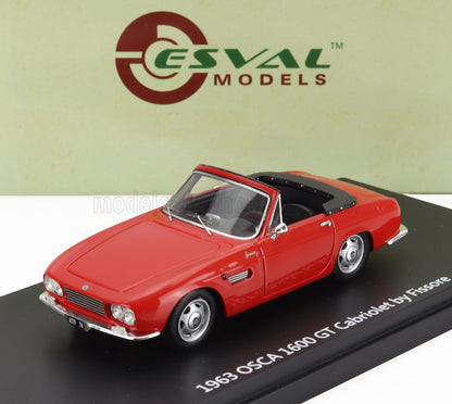 Maqueta a escala del OSCA 1600 GT Cabriolet rojo de 1963, fabricada por Fissore sobre una base negra, disponible a través de Vroomi.