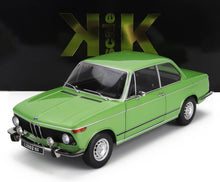 Coche clásico BMW 2002tii verde con detalles cromados e interior negro, ahora disponible en Vroomi.