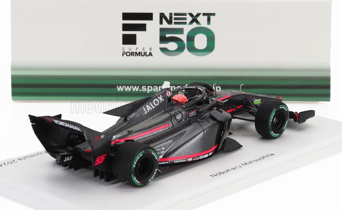 Modelo de coche de carreras Super Formula NEXT 50 negro y rojo con neumáticos Yokohama, piloto Nobuharu Matsushita, disponible en la plataforma Vroomi.
