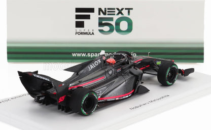 Modelo de coche de carreras Super Formula NEXT 50 negro y rojo con neumáticos Yokohama, piloto Nobuharu Matsushita, disponible en la plataforma Vroomi.