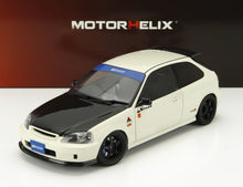Honda Civic EK9 blanco con capó de carbono y adhesivos Spoon Sports, presentado en Motorhelix, disponible en Vroomi.