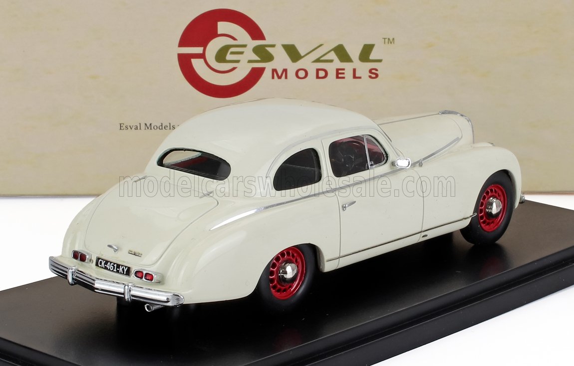 Esval Models : modelo clásico de coche Esval Models con ruedas rojas expuesto sobre una base negra, disponible en Vroomi.