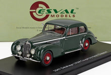 Modelo Delahaye 135M Coupé de 1947 en color verde oscuro con ruedas rojas de Esval Models, disponible en Vroomi.