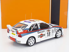 Modelo a escala 1:18 del coche de carreras Ford Escort, con decoración Martini y calcomanías detalladas, disponible en Vroomi.