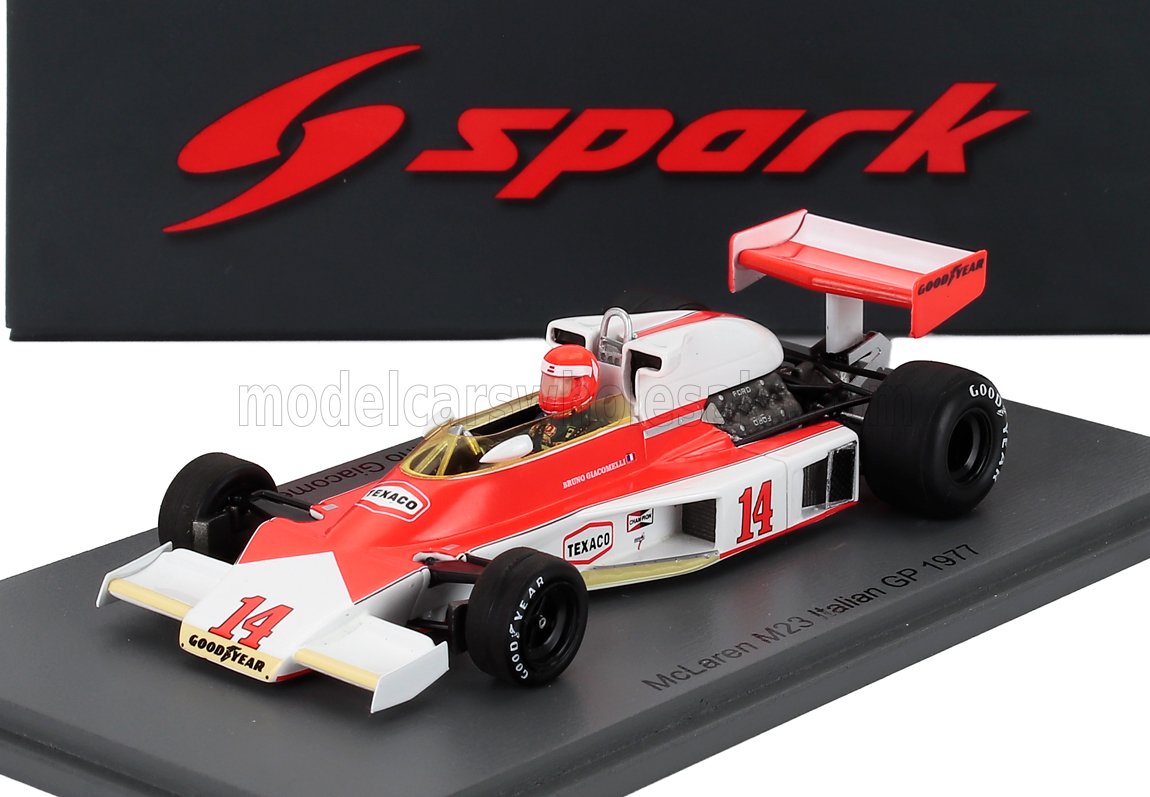 Maqueta del McLaren M23 del Gran Premio de Italia de 1977 en rojo y blanco con figura de piloto, fabricada por Spark, disponible en Vroomi.
