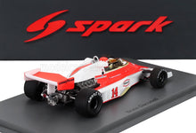 Maqueta de coche de Fórmula 1 vintage Bruno Giacomelli a escala 1/18, en rojo y blanco, con neumáticos Goodyear, expuesta sobre una base gris con el logotipo de Spark, disponible en Vroomi.