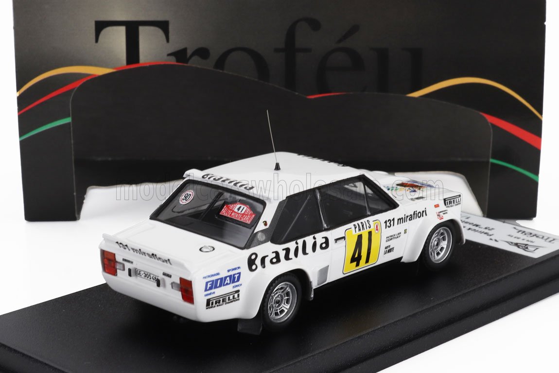Modelo de coche de rally Fiat 131 Mirafiori blanco con el número 41 en pantalla negra, presentado en Vroomi.