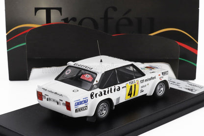 Modelo de coche de rally Fiat 131 Mirafiori blanco con el número 41 en pantalla negra, presentado en Vroomi.