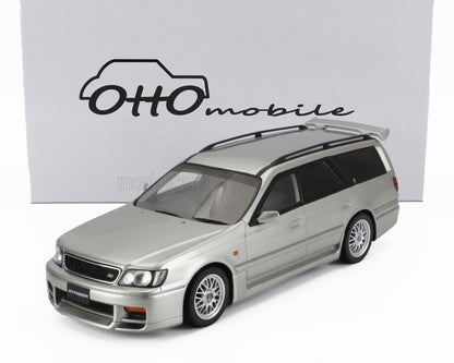 Modelo de coche Nissan Stagea plateado delante del logotipo de Otto Mobile, ahora disponible en la plataforma Vroomi.