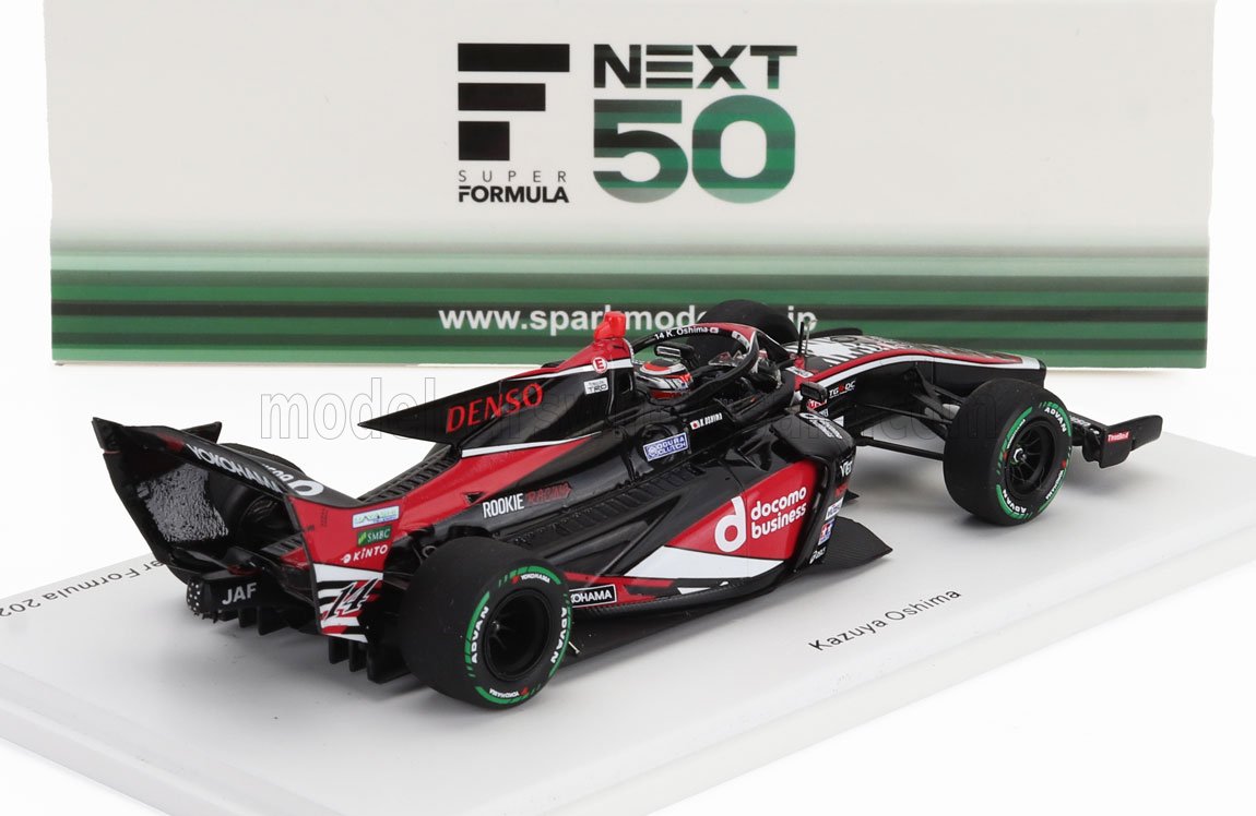 Modelo de coche de carreras Super Formula negro y rojo con el nombre de Kazuya Oshima, disponible en la plataforma Vroomi.