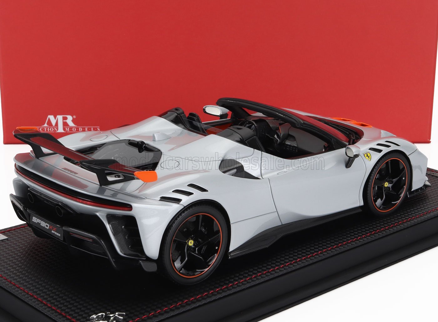 Maqueta de coche Ferrari SF90 XX Stradale a escala 1/18 en color plata, disponible para coleccionistas en Vroomi.