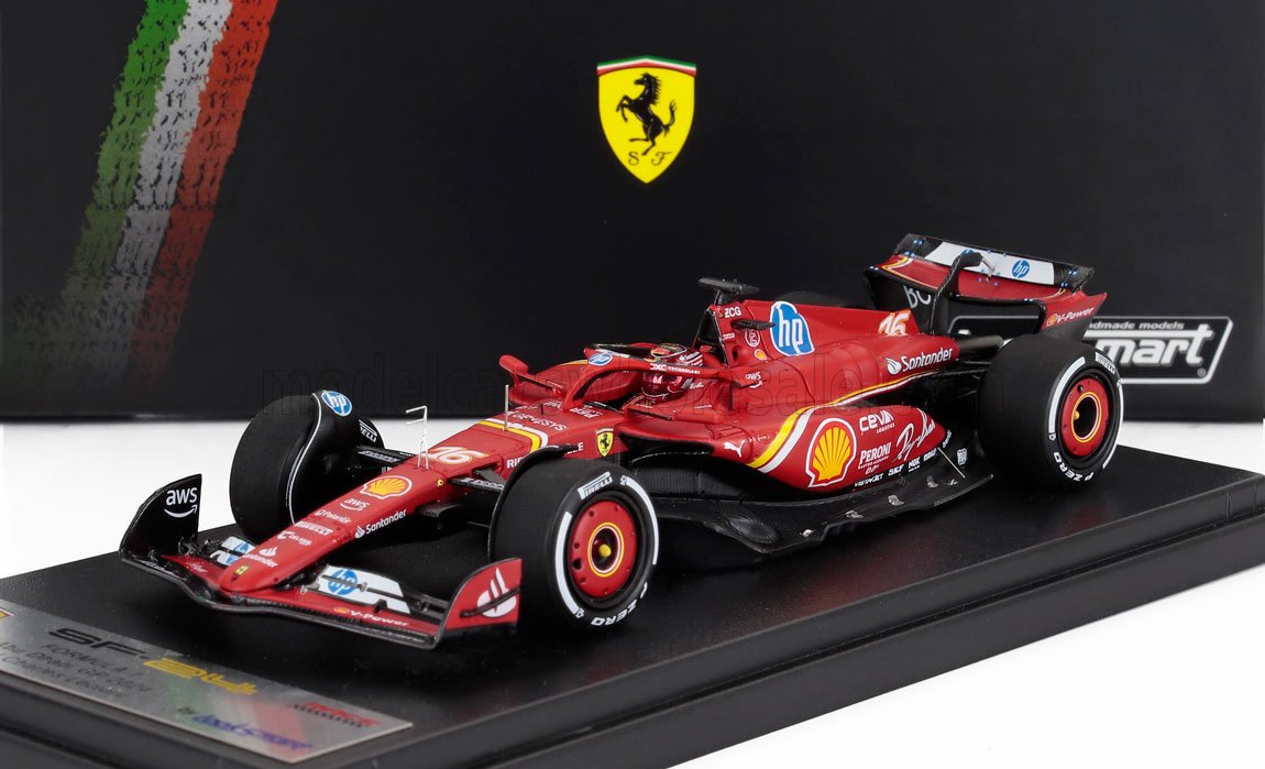 Maqueta de coche de Fórmula 1 Ferrari SF-23 a escala 1:18 en color rojo con logotipos de patrocinadores, expuesta con la bandera italiana y el emblema de Ferrari, ofrecida en Vroomi.