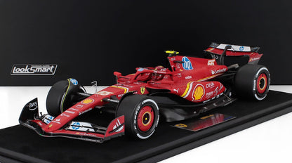 FERRARI - F1 SF-24 TEAM SCUDERIA FERRARI N 55 2º ABU DHABI GP 2024 CARLOS SAINZ - ULTIMA CARRERA FERRARI - CON VETRINA - CON ESCAPARATE - ROJO BLANCO NEGRO