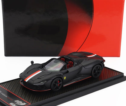 Coche a escala 1:18 Ferrari Daytona SP3 en negro mate con rayas rojas y blancas, ya disponible online.