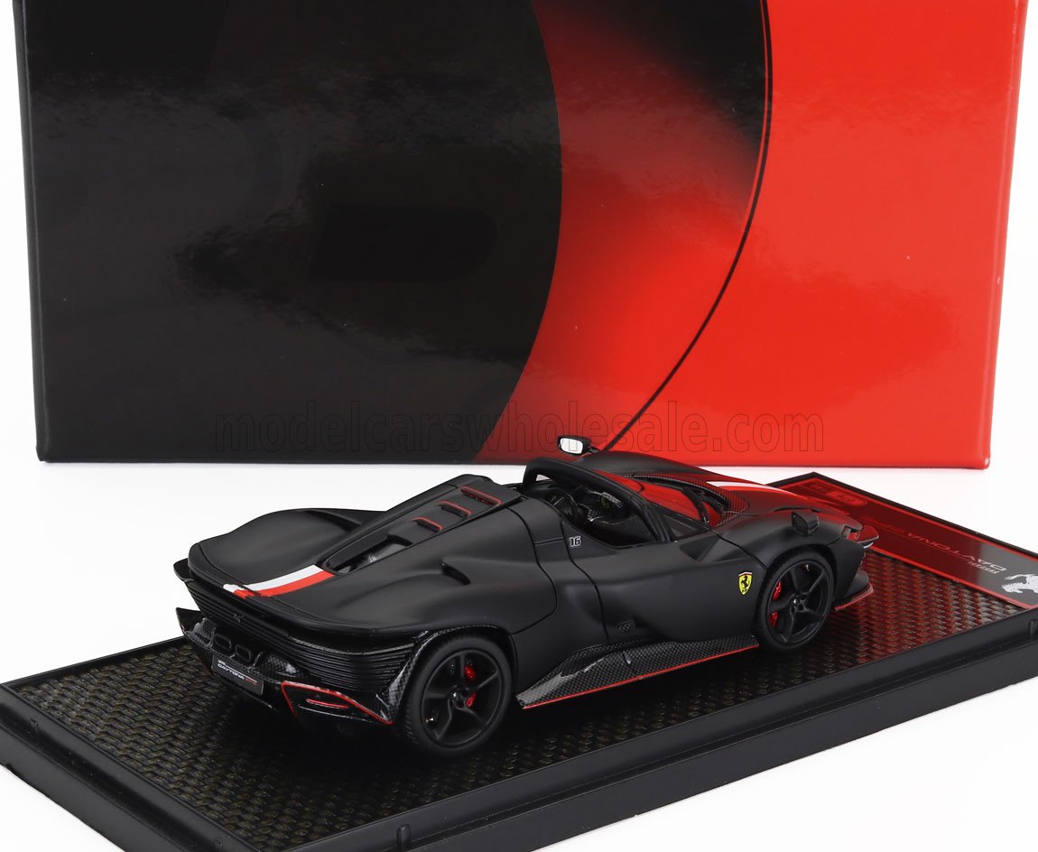 Maqueta coleccionable de Ferrari en negro y rojo, escala 1/18, actualmente disponible en línea.