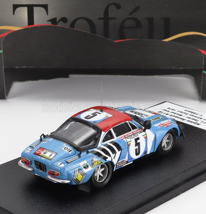 Coche de rally Alpine azul y rojo modelo 5 en expositor, disponible en Vroomi.