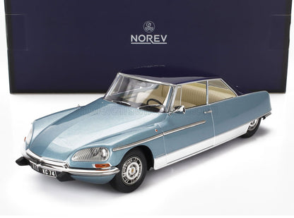 Modelo de coche Citroën DS de Norev azul y blanco con interior color crema, disponible a través de la plataforma Vroomi.