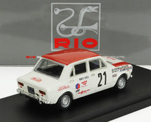 Coche de carreras vintage blanco y rojo, número 21, en exposición, disponible a través de la plataforma Vroomi.