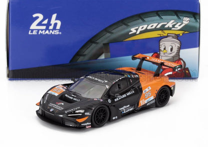 Modelo de coche de carreras McLaren 95 en negro y naranja con fondo Sparky 24h Le Mans, disponible en Vroomi.