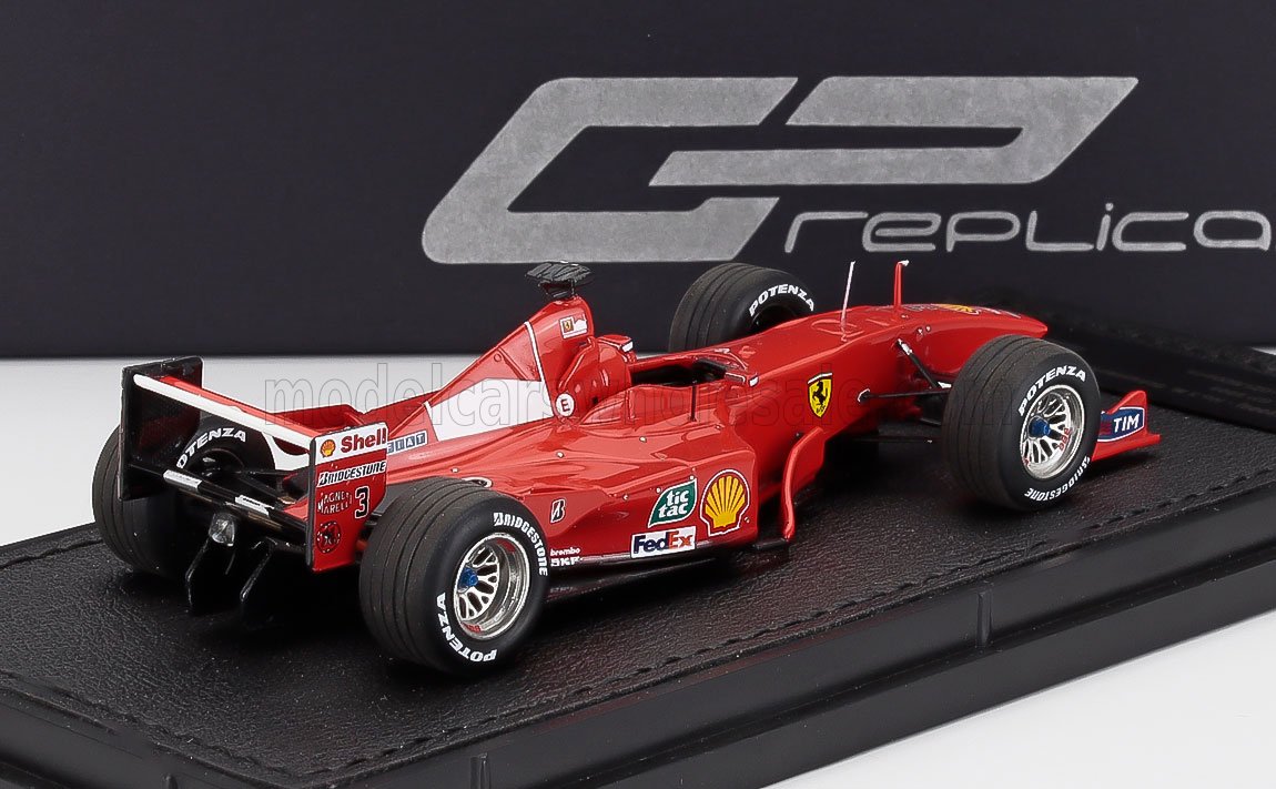 Coche modelo Ferrari F1 rojo con logotipos de patrocinadores en expositor, también disponible a través de Vroomi.